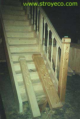  Внутренняя лестница с элементами резьбы. Фото 1